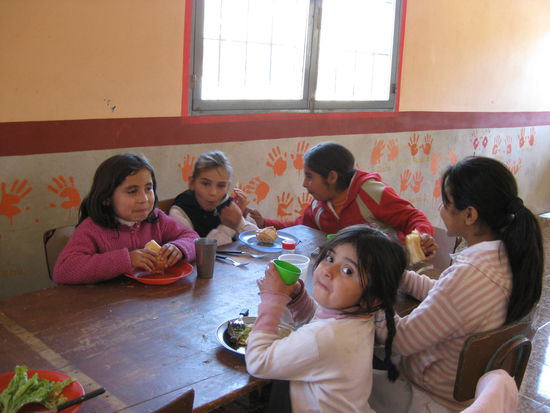 Die Mädchen beim Essen. Heute gibts Sandwiches und dazu Mate Cosido.