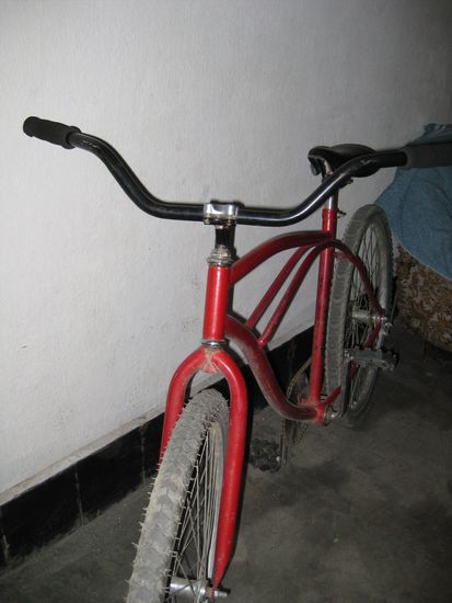 Mein tägliches Fortbewegungsmittel. Dreimal musste ein Platten repariert werden. Meist entdeckte ich den platten Reifen morgens, als ich losfahren wollte.