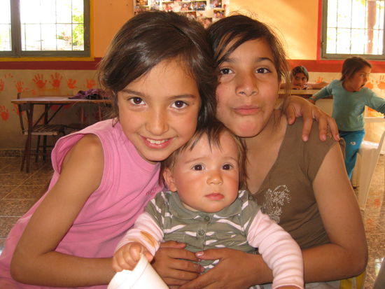 Die Mädels sind den Umgang mit Babys gewöhnt, da sie von klein auf auf ihre Geschwister aufpassen müssen. Zwölfjährige Mädchen kümmern sich sogar allein um kleine Babys und sind dadurch recht selbständig.