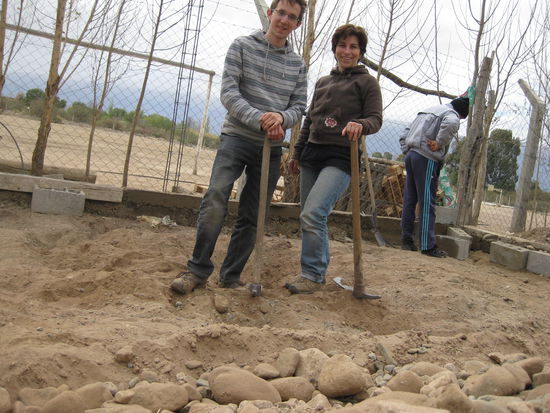 Julian und ich mit der Spitzhacke.