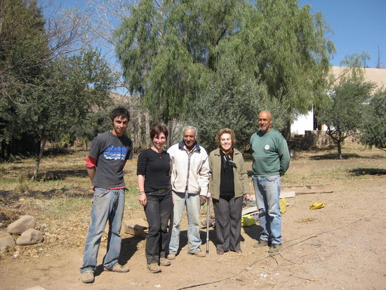 v.l.n.r.: Cristian, der mir beim Buddeln geholfen hat, ich, die 2 Maurer von der Stadt und Betty, die das ganze Projekt sehr vorangetrieben hat.