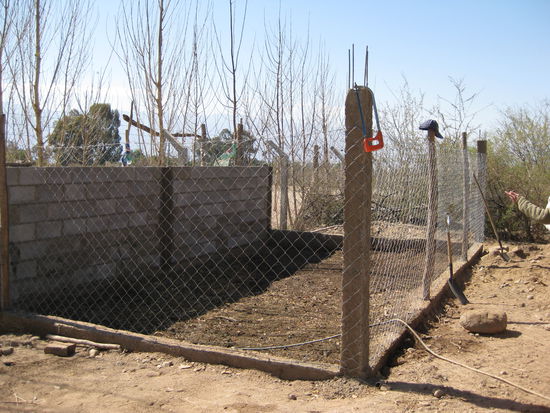 Die Mauer steht und der Zaun ist soweit fast fertig. Nun müssen wir noch die Steinhaufen, die wir rundherum aufgeschichtet haben, umstappeln. Was ne Arbeit. Das gibt Muskeln.