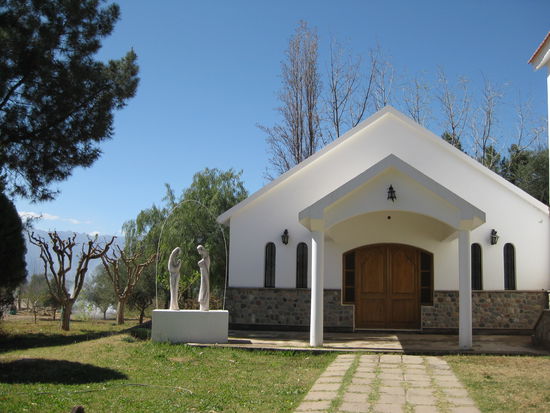 Direkt neben dieser kleinen schönen weißen Kirche in San Miguel haben wir das Gemüsebeet eingerichtet.