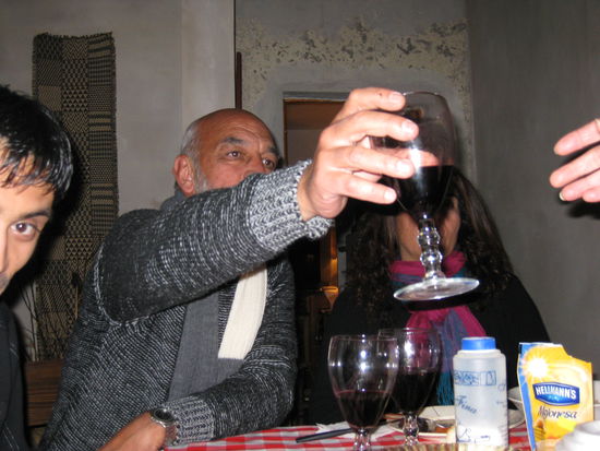 Umberto (60 J.) möchte mehr Wein. Er hat vor 5 Jahren (nach erfolgreichem Studium) als Kunstlehrer angefangen und lebt seit 10 Jahren in Chilecito. Ist mit 50 wegen dem Studium nach Chilecito gekommen und ist ein sehr interessanter Mensch.