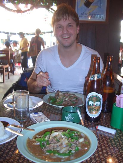 Lecker Curry mit gutem Bier. Wir sind angekommen.