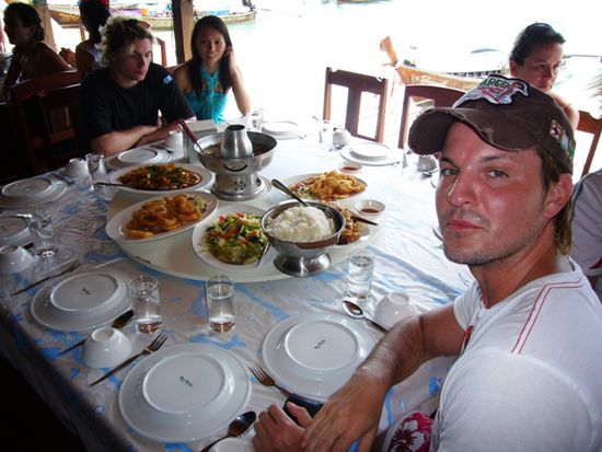 Das Essen stand leider schon eine zeitlang auf dem Tisch. Die Tom yum war dafür sehr lecker.