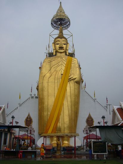 Der stehende Buddha.