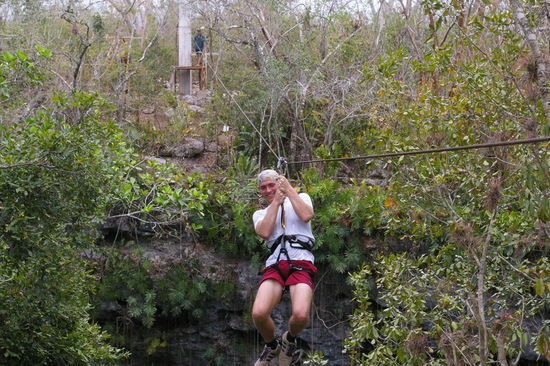 Marc uebt sich als Indiana Jones ueber der Cenote von Ek Balam...