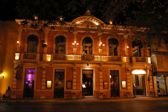 Merida bei Nacht. Schoen anzusehen, habe auch lange gewartet bis mal kein Auto vorbeikam.