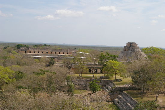 Ausblick auf Uxmal, hinten liegt das Nonnenviertel, rechts der Priestertempel.