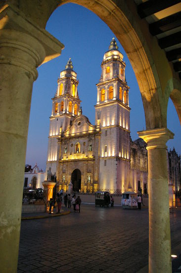 Die Kathedrale am Zocalo bei Nacht.