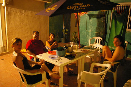 Nach einem ueppigen Mahl, von Marc zubereitet. (v.l.) Jonathan, Rebecca und Reto.