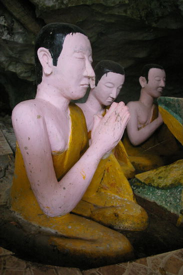 Mal kein Buddha, dafuer betende Moenche.