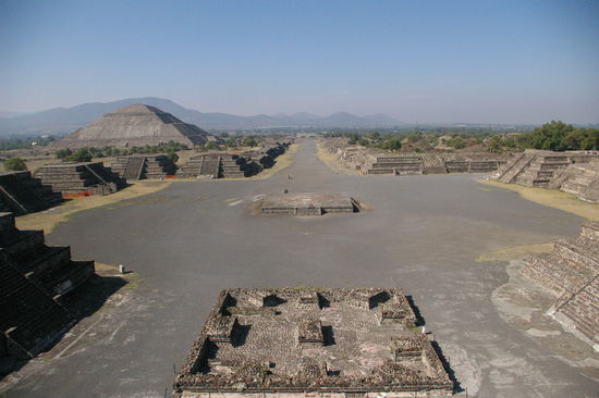 Teothitucan: 
Zum Horizont fuehrend die Strasse der Toten und links die Sonnenpyramide.