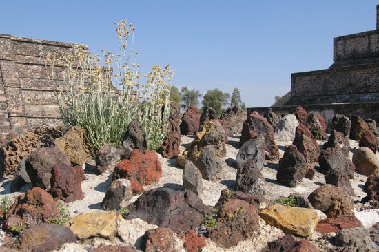 Steine!!! 
Sogar einzementiert gibt es diese.