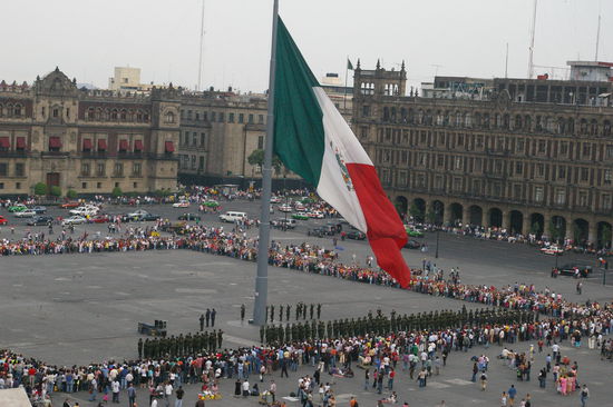 Flaggenparade am Zocalo.