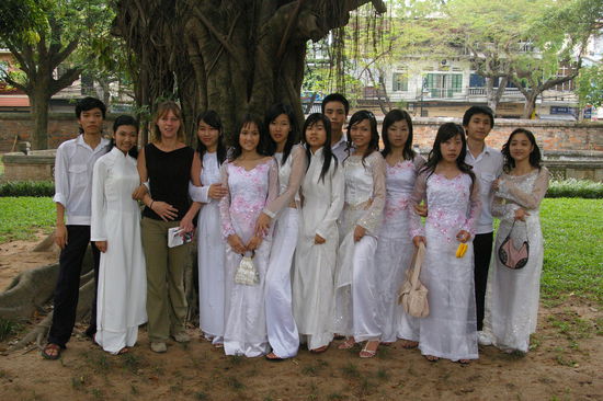 Meli beim Literaturtempel, zu ehren Konfuzius, inmitten von Schuelern/innen.
