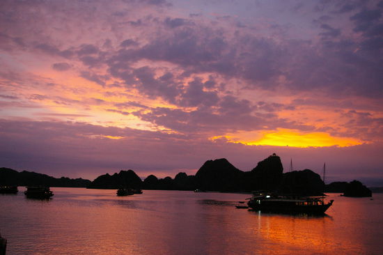 Ein romantischer Abend auf dem Boot in Ha Long Bay.
