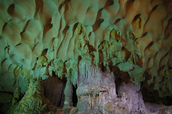 Die Tropfsteinhoehle in den Kalkfelsen bei Ha Long Bay.