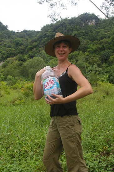 Meli bewaffnet mit unserem 5 Liter Wasserkanister und startklar fuer unsere Trekkingtour.