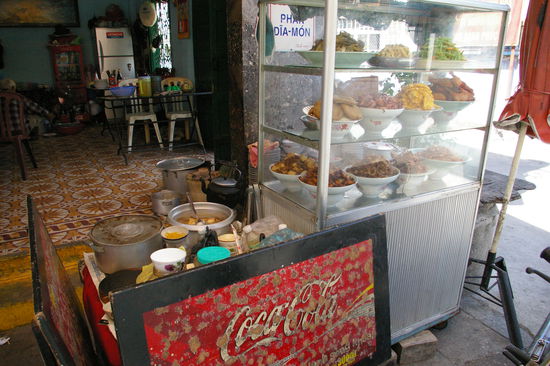 Essen in den Verkaufsstaenden.