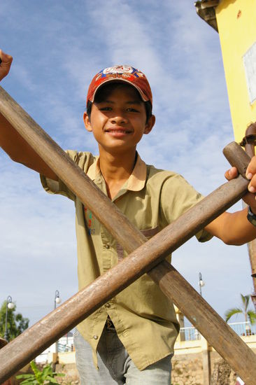Unser Ruderer auf dem Weg zu der schwimmenden Fischfarm.