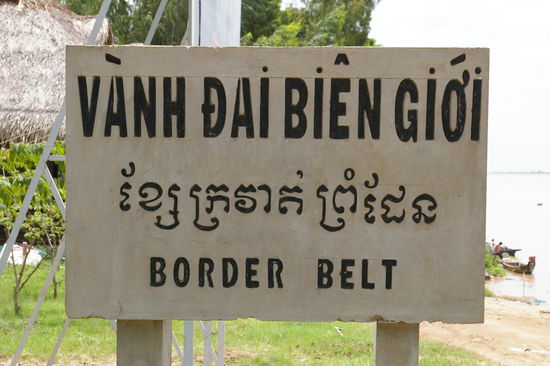 Grenzuebergang Vietnam/ Kambodscha am Mekong.