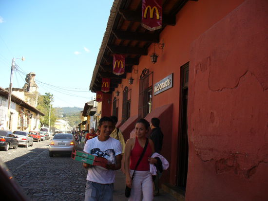 Mc Donalds musste ziemlich viele Auflagen erfüllen, bevor er in der unter Heimatschutz stehenden Stadt Antigua Guatamala eine Filiale eröffnen durfte