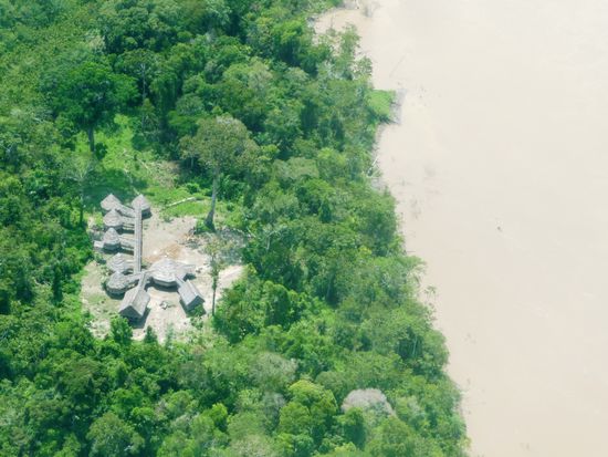 Direkt am Zusammenfluss von Maranon und Ucayali, da wo der Fluss seinen neuen Namen bekommt: Amazonas.
Genau da steht La Fuente del Amazonas Lodge