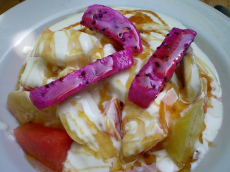 Mein Frühstück: Frische Früchte mit Joghurt und Honig