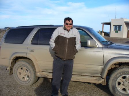 Guille mit seinem nicht mehr so sauberen Toyota