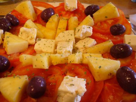 Tomaten mit Oliven, Schafkäse und frischen Ananas. Fein!
