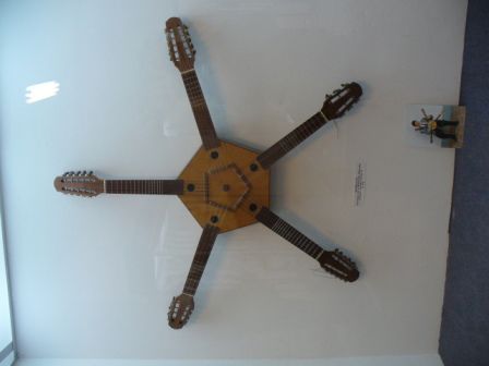 ein sehr eigenartiges Saiteninstrument