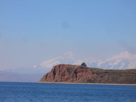 Die Isla de la Luna mit den schneebedeckten Kordillieren im Hintergrund