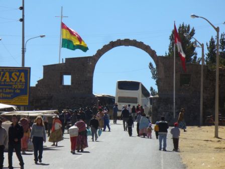 Das Grenztor zwischen Bolivien und Peru