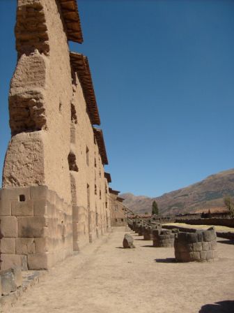 die mittlere Mauer des alten Inka-Tempels