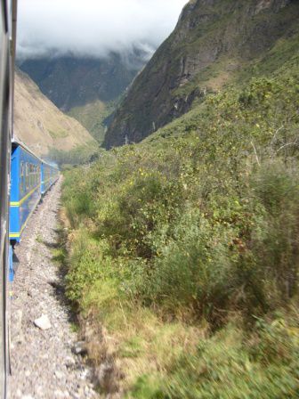 und enge wolkenverhangene Schluchten