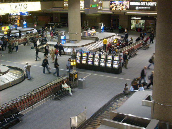 Mitten in der Ankunftshalle: die ersten Spielautomaten