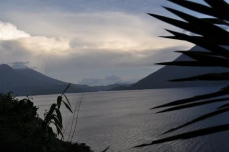Lago Atitlan in der Abenddämmerung