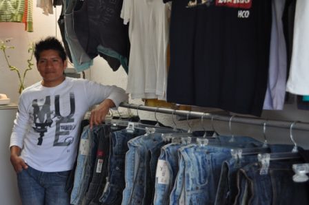 In der Jeansboutique. Efrain ist ein Amigo von David, darum gibt es am Schluss sogar Rabatt.