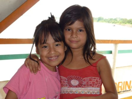 die Kinder lieben es, fotografiert zu werden, und am Abend die neuen Fotos im Laptop anzusehen.