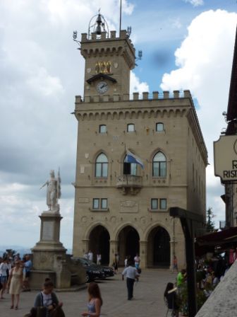 Piazza della Liberta mit dem Regierungspalast