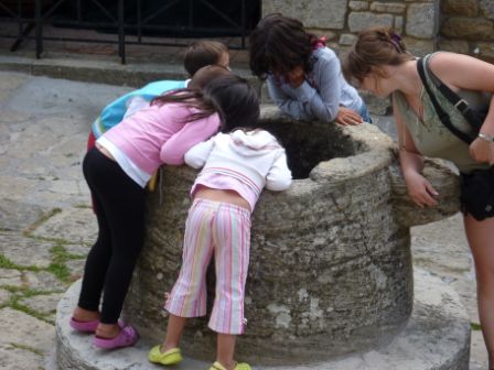 Den alten Brunnen finden nicht nur die Kinder spannend