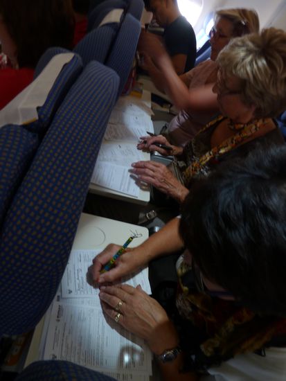 Beim Ausfüllen der Einreiseformulare kam kurz vor der Landung etwas Hektik auf.