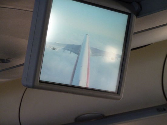 Auf dem Bildschirm die Livekamera vom Bug der Airbus 340