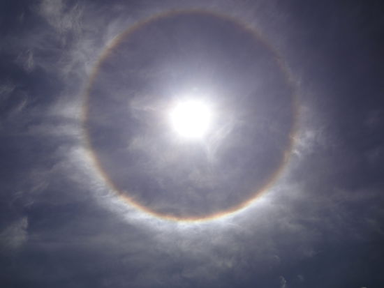 noch nie gesehen: ein Regenbogen rund um die Sonne
