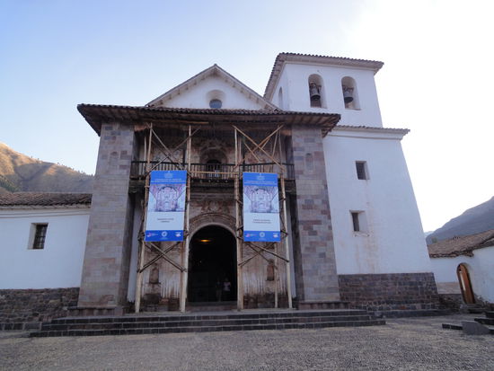 Leider ist die Kirche auch von aussen mit Gerüsten und Plakaten verstellt.