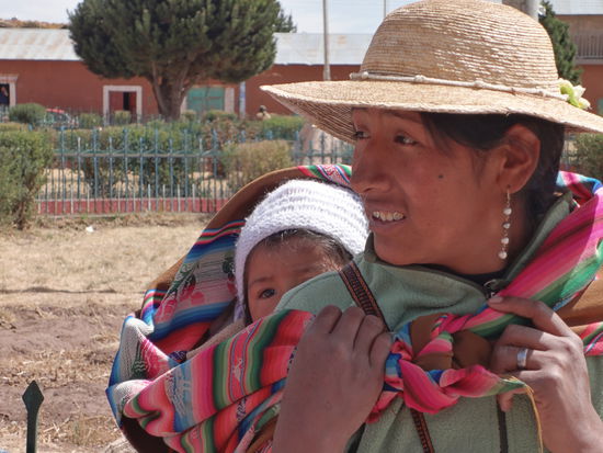 Die Verkäuferin mit der kleinen Tochter auf dem Rücken