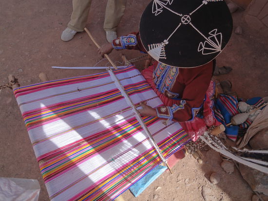 Handbweben auf dem Markt von Raqchi