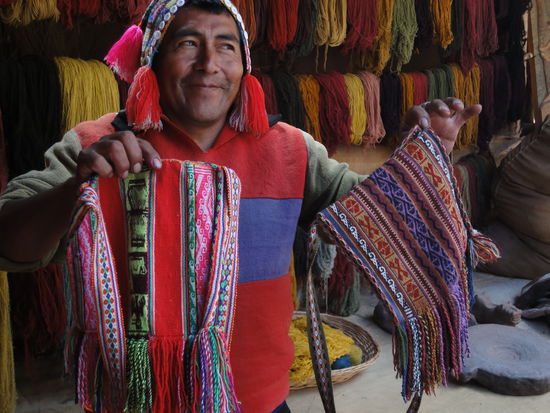 Stolz zeigt der Färber den Unterschied zwischen synthetischen und natürlichen Farben.